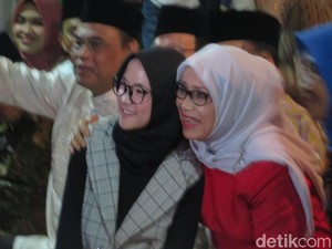 Sabyan Gambus Foto Bareng Mufidah Kalla di Halalbihalal DMI