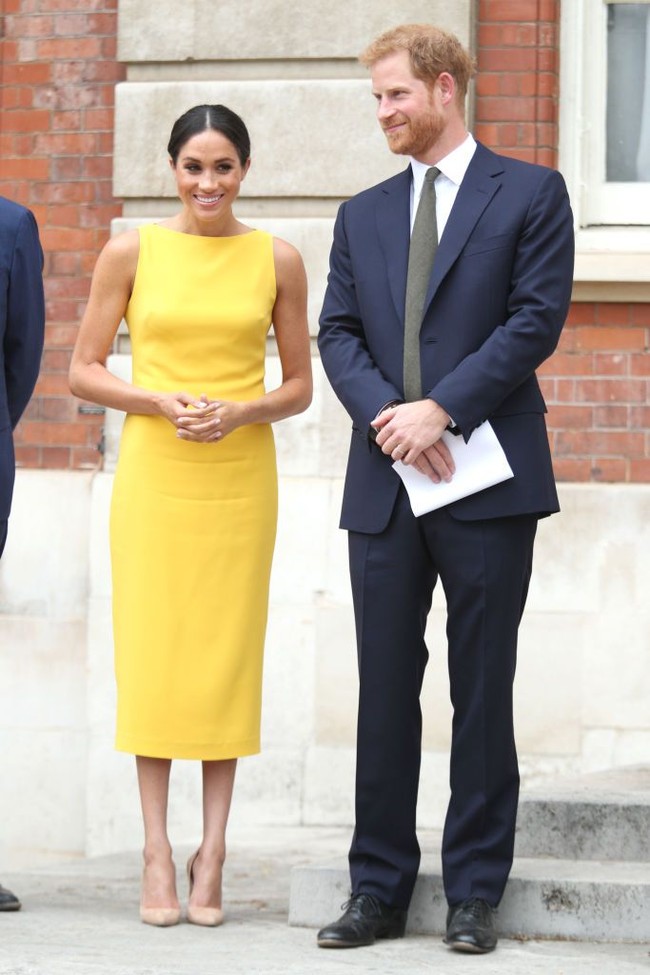 Penampilan Kate bergaun kuning mirip dengan gaun milik Meghan Markle yang dipakai di acara Your Commonwealth Youth Challenge, 5 Juli kemarin. Milik Meghan adalah rancangan Brandon Maxwell. Foto: Getty Images