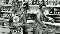 Ibu-ibu belanja di salah satu supermarket pada tahun 1960-an. Istimewa/Boredpanda.