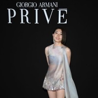 Apa kabar Riyo Mori? Jarang terekspos lagi, Miss Universe 2007 ini menunjukkan batang hidungnya di fashion show Armani. Tampil dengan rambut pendek, Riyo memesona dengan gaun pendek minamalis bernuansa keabuan. (Foto: Getty Images)