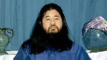 Aum Shinrikyo: Didirikan Shoko Asahara tahun 1984, Aum Shinrikyo pertama kali jadi berita utama terkait tuduhan Asahara memaksa anggota menyumbang uang dan menahan mereka. Dia percaya kiamat segera terjadi, disebabkan perang dunia yang diawali Amerika Serikat. Menurutnya, hanya pengikutnya akan bertahan. Tahun 1995, mereka melakukan serangan gas sarin di kereta bawah tanah Tokyo, menewaskan 12 orang dan melukai 50 lainnya. Pihak berwenang Jepang menyebut mereka juga bertanggung jawab atas pembunuhan pengacara Tsutsumi Sakamoto, yang mengerjakan gugatan class action terhadap Aum Shinriyko. Asahara dijatuhi hukuman mati tahun 2018. Foto: BBC World