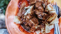 Batagor yang dicampur siomay juga enak nih. Apalagi setelah olahraga dan perut lapar, bisa jadi sarapan enak. Foto: Instagram @debobhora