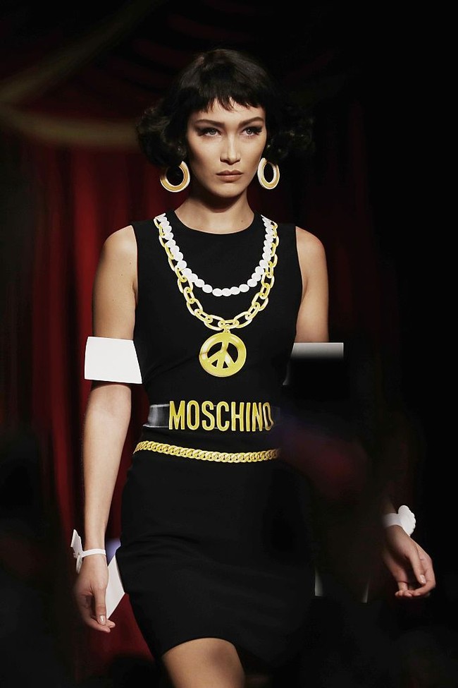 Label asal Italia yang ditemukan tahun 1983, Moschino dikenal dengan gaya rancangan yang bold dan retro. Misalnya seperti koleksi musim panas tahun ini, Anda banyak melihat pola garis-garis hingga polkadot dalam busananya. Ketika melafalkan nama ini dalam bahasa Italia, chi akan dibaca kiy seperti menyebutkan key dalam bahasa Inggris. Moschino = Mos-kiy-no. Foto: Getty Images