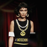 Label asal Italia yang ditemukan tahun 1983, Moschino dikenal dengan gaya rancangan yang bold dan retro. Misalnya seperti koleksi musim panas tahun ini, Anda banyak melihat pola garis-garis hingga polkadot dalam busananya. Ketika melafalkan nama ini dalam bahasa Italia, chi akan dibaca kiy seperti menyebutkan key dalam bahasa Inggris. Moschino = Mos-kiy-no. Foto: Getty Images