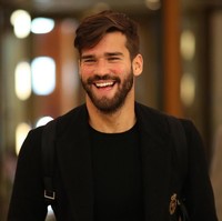 Setelah menyaksikan laga Prancis vs Uruguay pada Jumat (6/7/2018) pukul 21.00 WIB, jangan lewatkan laga pada Sabtu (7/7/2018) dini hari pukul 01.00 yaitu antara Brazil vs Belgia. Kenapa jangan dilewatkan? Salah satunya karena kehadiran kiper ganteng Brazil, Alisson Becker. Foto pesepakbola 25 tahun itu baru-baru ini menjadi viral karena disandingkan dengan aktor tampan Chris Hemsworth. Dia pun disebut-sebut sebagai the lost Hemsworth brother’. Foto: Instagram