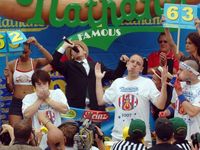 Lagi! Joey Chestnut Pecahkan Rekor Makan Hot Dog