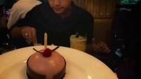 Di ulang tahunnya yang ke-25, Adzana mendapat kejutan manis dari Rizky Alatas yang kala itu masih jadi kekasihnya. “Happy Birthday Honey Adzana,” tulis Rizky. Foto: Instagram adzanabs