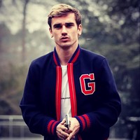 Striker Prancis Antoine Griezmann selalu masuk dalam jajaran pemain sepakbola terganteng yang dibuat media ataupun blogger. Pesepakbola berusia 27 tahun ini juga bukan hanya mengandalkan wajah rupawannya di lapangan. Griezmann disebut-sebut akan jadi momok menakutkan bagi pertahanan Uruguay. Pada Piala Dunia 2018, bintang Atlético Madrid itu sudah mengoleksi dua gol. Foto: Instagram