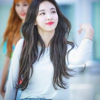 Banyak anak-anak muda mempersembahkan gaji pertama untuk orangtua sebagai bentuk bakti mereka kepada ayah dan ibu. Tak hanya di Indonesia, hal itu juga dilakukan sebagai sebagian orang Korea. Salah satunya adalah Nayeon yang memberi semua penghasilan perdananya untuk orangtua. (Foto: Instagram)