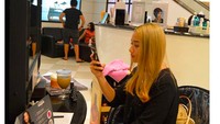 Adzana ternyata pernah mengecat pirang rambutnya. Sambil bersantai di salon, ia menikmati secangkir es kopi. Foto: Instagram adzanabs