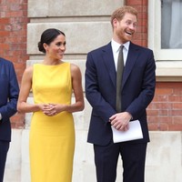 Gaun berpotongan sheath dress tersebut hadir dengan garis desain minimalis khas Brandon. Siluetnya yang mengikuti lekuk tubuh Meghan Markle turut mengakomodasi keseksiannya. (Foto: Getty Images)