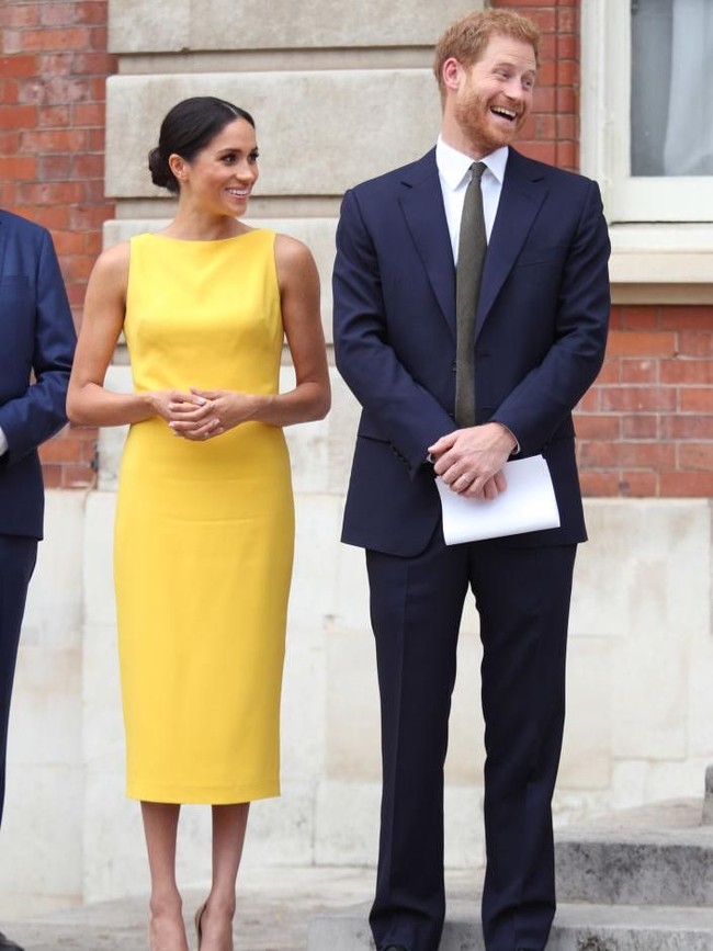 Gaun berpotongan sheath dress tersebut hadir dengan garis desain minimalis khas Brandon. Siluetnya yang mengikuti lekuk tubuh Meghan Markle turut mengakomodasi keseksiannya. (Foto: Getty Images)