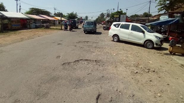 Jalan Gas Alam Depok rusak parah