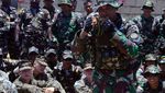 Foto: Marinir Tunjukkan Cara Bertahan Hidup di Hutan ke Tentara AS