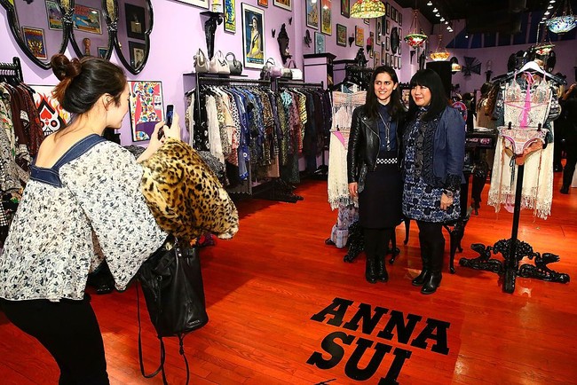 Desainer yang mengedepankan desain feminin khas retro. Tulisan Anna dibaca seperti dalam bahasa Indonesia, yaitu anna bukan ena seperti bahasa Inggris. Sedangkan Sui dibaca swi bukannya su-i. Foto: Getty Images