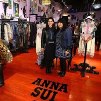 Desainer yang mengedepankan desain feminin khas retro. Tulisan Anna dibaca seperti dalam bahasa Indonesia, yaitu anna bukan ena seperti bahasa Inggris. Sedangkan Sui dibaca swi bukannya su-i. Foto: Getty Images