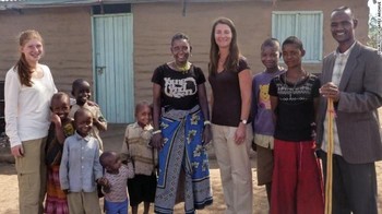 elinda dan putri sulungnya Jennifer saat di Afrika. Foto: istimewa