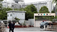 Pengamanan ketat pun dikerahkan oleh kepolisian di Pusat Penahan Jepang jelang eksekusi mati sang pemimpin Shoko Asahara. Kim Kyung-Hoon/Reuters.