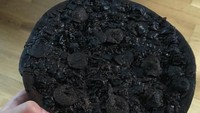 Perkenalkan, ini namanya Black Pizza milik akun Jack Morlen. Ia memanggang adonan pizza semalaman.  Foto: Istimewa