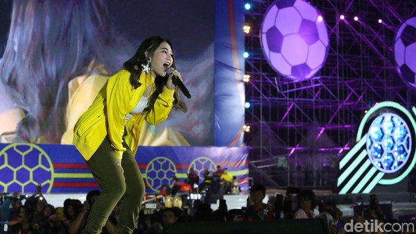 Penampilan Via Vallen Panaskan Nobar Piala Dunia 2018 di Sunburst BSD
