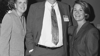 Bersama mertuanya, ayah Bill Gates yang berada di tengah. Foto: istimewa