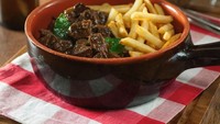 Pertama ada makanan olahan daging sapi yang disebut Carbonnades Flamandes atau Stoverij. Daging sapi berbumbu ini biasa disajikan dengan kentang goreng. Orang Belgia makan daging ini sambil ditemani segelas bir. Foto: Istimewa