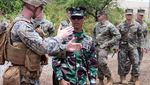 Foto: Marinir Tunjukkan Cara Bertahan Hidup di Hutan ke Tentara AS