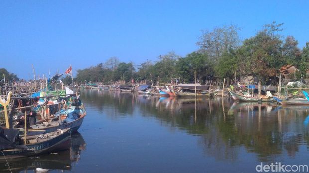 Cuaca Buruk, Nelayan Pilih Tak Melaut dan Perbaiki Perahu