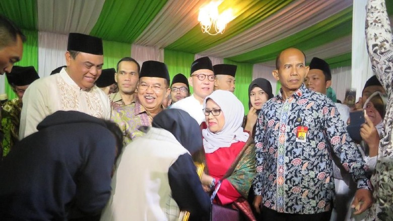 JK Beri Sabyan Gambus Cendera Mata Usai Tampil di Istiqlal JK Beri Sabyan Gambus Cendera Mata Usai Tampil di Istiqlal