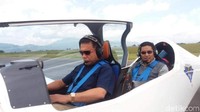 Bupati Bener Meriah terpilih Ahmady, juga order satu shark (pesawat shark aero) untuk kelancaran hubungan kemana-mana. Beliau memasannya sekarang agar nanti gak dikata-katai beli pesawat setelah menjabat, tulis Irwandi dalam status Facebook-nya pada 11 April 2017 lalu.  Foto: (dok FB Irwandi Yusuf)