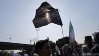 Bendera berwarna hitam dengan tulisan Arab dikibarkan di depan Bareskrim.