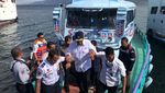 Menhub Tabur Bunga di Danau Toba