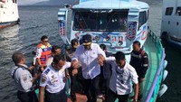 Menteri Perhubungan Budi Karya berkunjung ke Danau Toba, Sumatera Utara, Kamis (5/7/2018) menemui keluarga korban tenggelamnya Kapal Motor (KM) Sinar Bangun. Pool/Kemenhub.