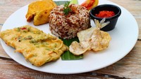 Kalau tidak suka dengan ayam atau empal. Bisa pilih tempe mendoan, tahu, tempe, dan ikan asin dengan sambal pedas yang merona milik @homebogor.Foto: Instagram