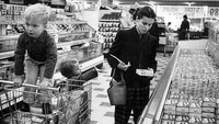 Ibu dua anak berbelanja di supermarket sekitar tahun 1956. Istimewa/Boredpanda.