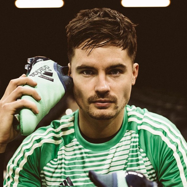 Pria tampan ini adalah bek Swedia, Mikael Lustig. Mikael menjadi bagian timnas Swedia sejak 2008. Selama bermain bersama tim nasional, pemain 31 tahun ini telah menghasilkan enam gol. Foto: Instagram