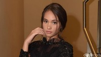 Polesan lipstik berwarna pink lembut itu memaksimalkan penampilannya. Foto: Pool/Noel/DetikFoto.