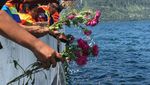 Menhub Tabur Bunga di Danau Toba