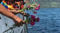 Di lokasi tenggelamnya Kapal Motor (KM) Sinar Bangun, Menhub Budi Karya menggelar doa bersama dan tabur bunga. Pool/Kemenhub.