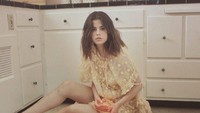 Dengan mengenakan baju kuning muda agak transparan. Selena pun terlihat sengaja berfoto dengan gelas minuman yang tumpah. Disengaja atau nggak ya? Foto: Instagram @selenagomez