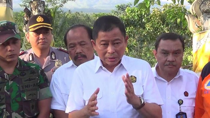 Foto: Menteri ESDM Ignasius Jonan mengunjungi pengungsi Gunung Agung, Jumat (6/7) Foto: Menteri ESDM Ignasius Jonan mengunjungi pengungsi Gunung Agung, Jumat (6/7)