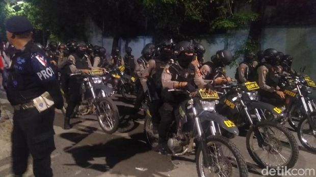 Rekap Suara Pilwalkot Makassar, Massa Tembak Petasan ke Polisi
