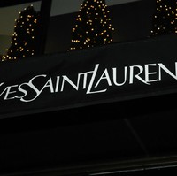 Brand dengan gaya yang edgy dan tailor cuttingnya, sempat berganti nama menjadi Saint Laurent tanpa Yves di tahun 2012 oleh Hedi Slimane, creative director kala itu. Lalu, bagaimana cara membacanya? Huruf ‘Y’ dibaca ‘e’ dalam bahasa Inggris menjadi ‘Eve-san-lau-ron’. Foto: Getty Images