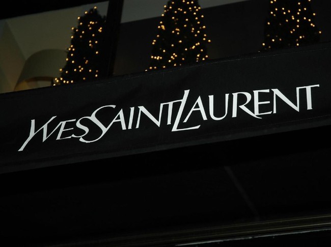 Brand dengan gaya yang edgy dan tailor cuttingnya, sempat berganti nama menjadi Saint Laurent tanpa Yves di tahun 2012 oleh Hedi Slimane, creative director kala itu. Lalu, bagaimana cara membacanya? Huruf ‘Y’ dibaca ‘e’ dalam bahasa Inggris menjadi ‘Eve-san-lau-ron’. Foto: Getty Images