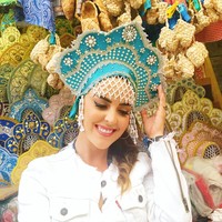 Patty mengungkapkan dalam keterangan foto yang diunggah ke Instagram, dia tengah berpose sambil mencoba salah satu oleh-oleh khas Rusia. Bagaimana menurut kamu penampilannya? Foto: Instagram