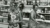 Siapa bilang ke supermarket harus rapih? Di era 1960-an, pengunjung supermarket belanja masih dengan rol rambut di kepala mereka. Foto: Istimewa