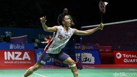 Kento Momota memenangi pertandingan dengan skor 11-21, 15-21.
