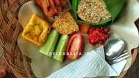 Nasi tutug oncom yang masih hangat, dibalut dengan daun pisang. Disajikan dengan ayam goreng, tahu tempe dan sambal korek yang bikin nagih punya @selerakita.id. Foto: Instagram