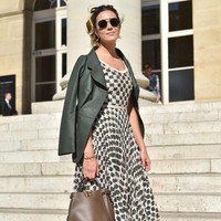 Eksis di Paris Fashion Week, Mandy Moore semakin mempertegas identitas dirinya sebagai fashionista. Saat menghadiri fashion show Fendi Couture, Mandy Moore tampil edgy dengan dress hijau yang dibalut jaket berwarna senada. Tidak ketinggalan tas Fendi dan heels bergaya retro. (Foto: Getty Images)