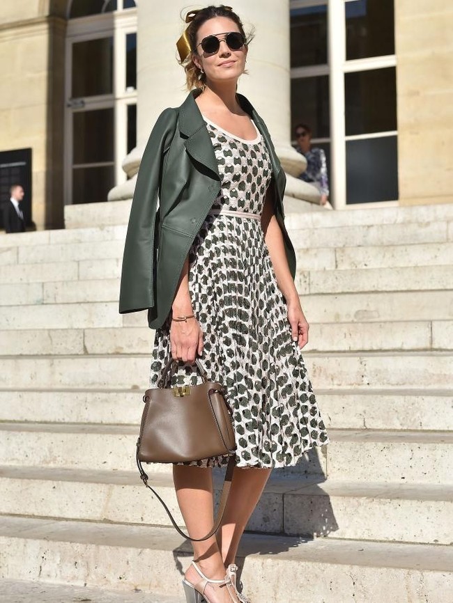 Eksis di Paris Fashion Week, Mandy Moore semakin mempertegas identitas dirinya sebagai fashionista. Saat menghadiri fashion show Fendi Couture, Mandy Moore tampil edgy dengan dress hijau yang dibalut jaket berwarna senada. Tidak ketinggalan tas Fendi dan heels bergaya retro. (Foto: Getty Images)
